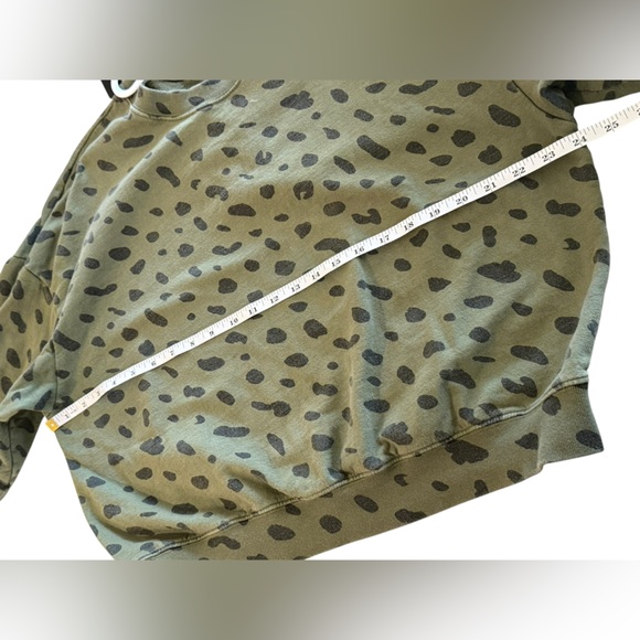 Clare V. Le Drop Sweatshirt Army Jag Green Animal Print Crop Sz XL - Picture 6 of 11